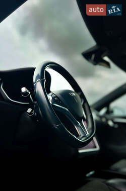 Лифтбек Tesla Model S 2017 в 