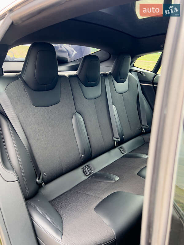 Лифтбек Tesla Model S 2017 в Ровно