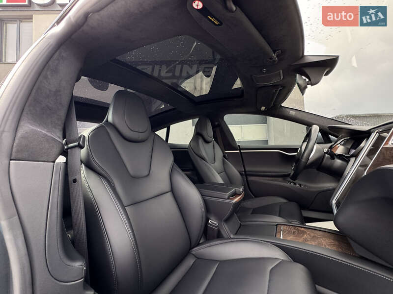 Лифтбек Tesla Model S 2017 в Луцке