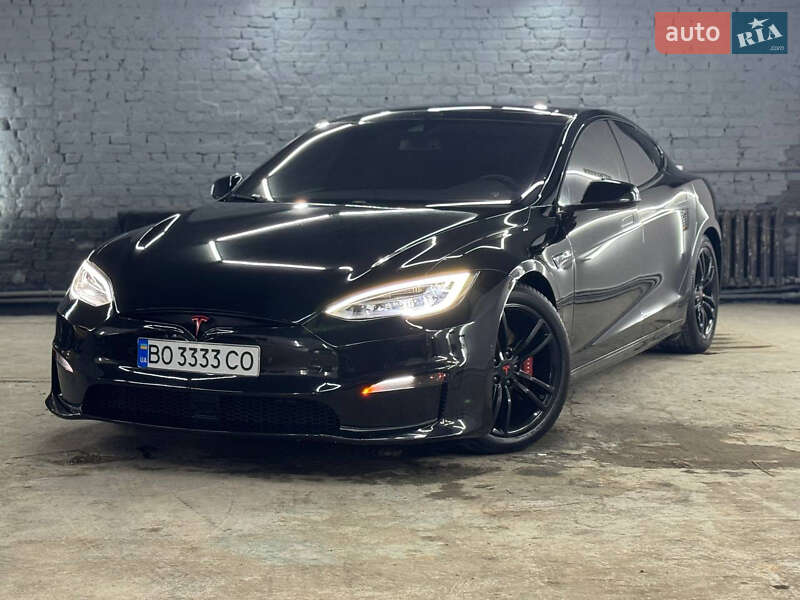 Лифтбек Tesla Model S 2015 в 
