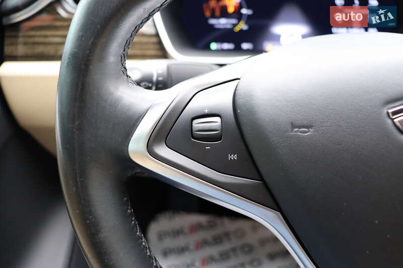 Лифтбек Tesla Model S 2016 в Львове