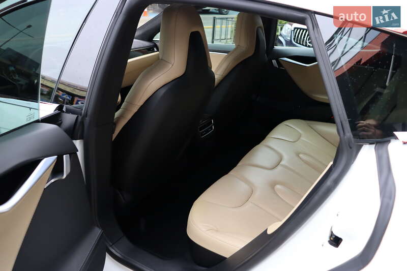 Лифтбек Tesla Model S 2016 в Львове