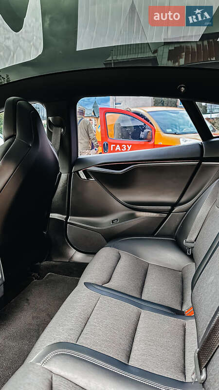 Лифтбек Tesla Model S 2018 в Черновцах