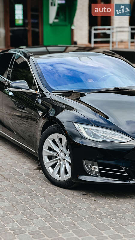 Лифтбек Tesla Model S 2018 в Черновцах