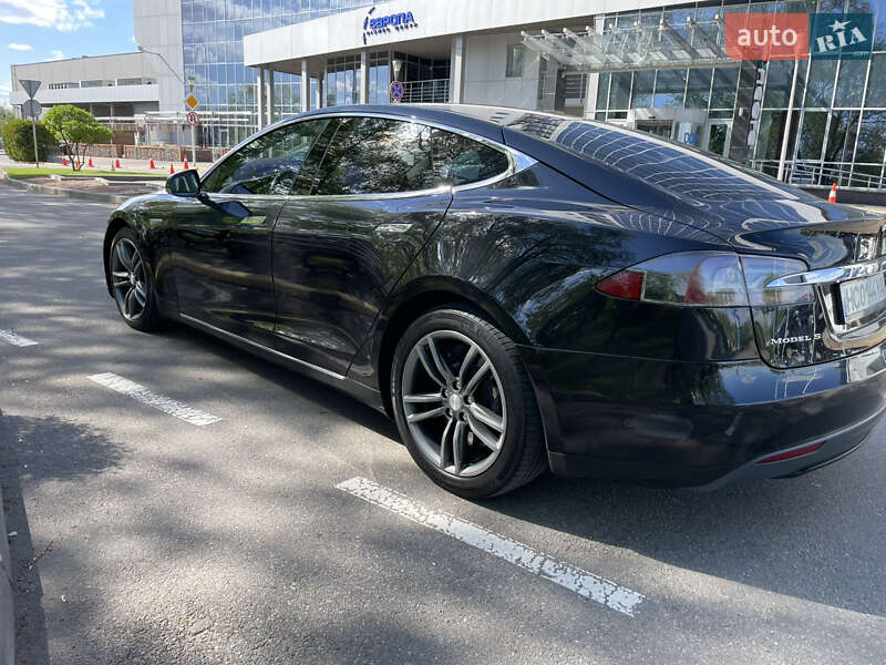 Лифтбек Tesla Model S 2015 в Киеве