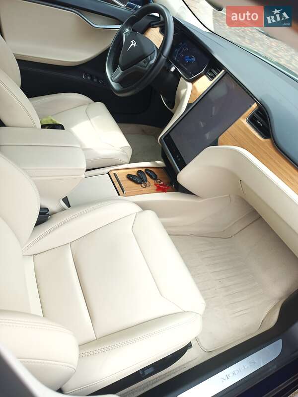 Лифтбек Tesla Model S 2018 в Киеве