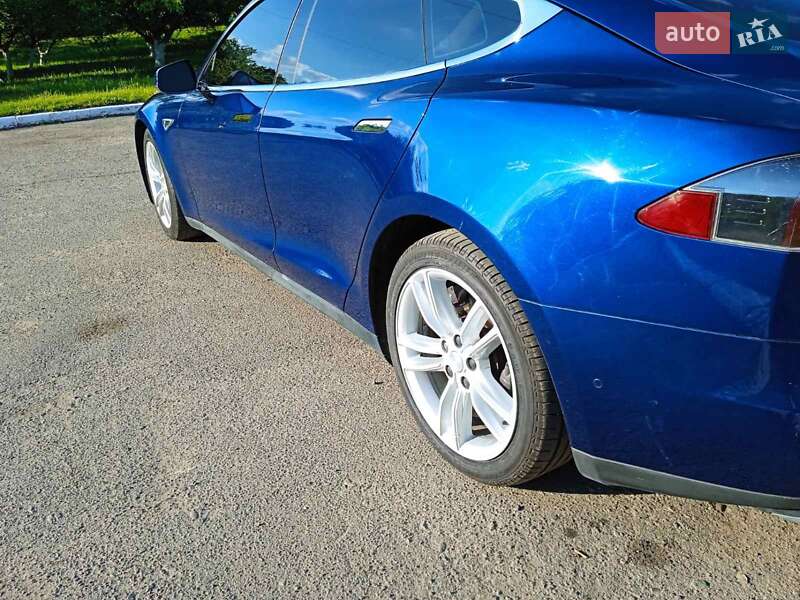 Лифтбек Tesla Model S 2016 в Иваничах