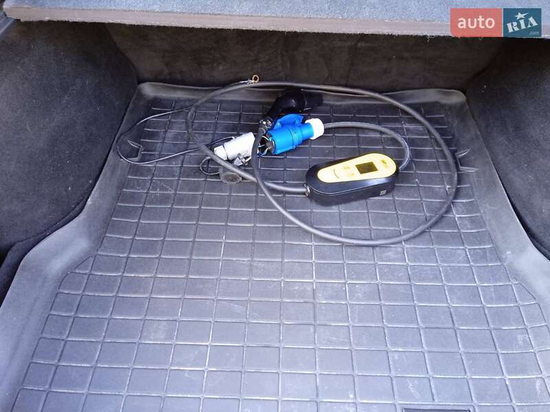 Лифтбек Tesla Model S 2016 в Иваничах