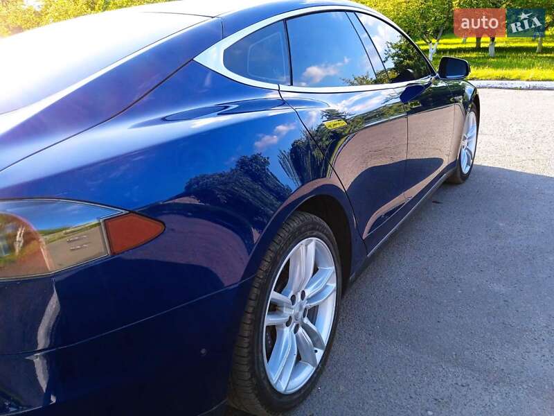 Лифтбек Tesla Model S 2016 в Иваничах