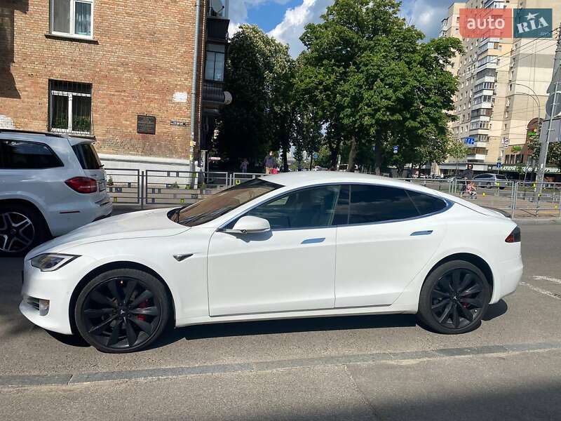 Лифтбек Tesla Model S 2016 в Киеве