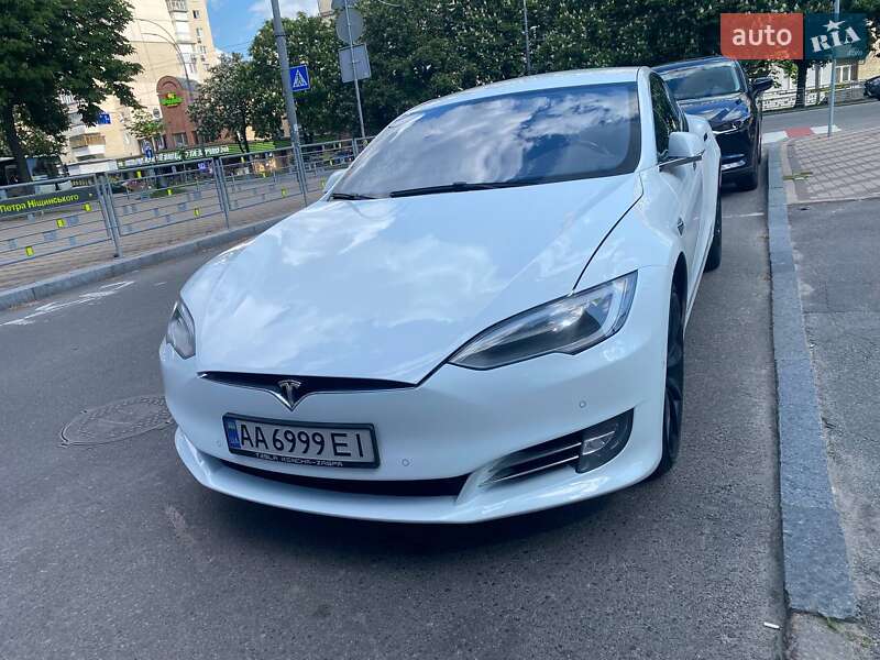 Лифтбек Tesla Model S 2016 в Киеве