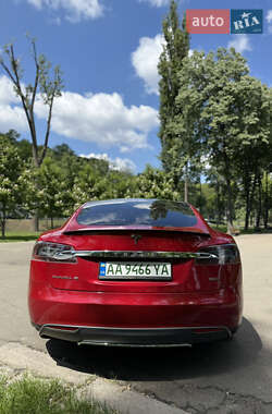 Лифтбек Tesla Model S 2015 в 