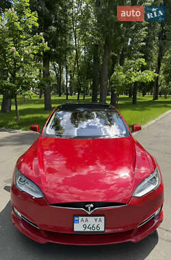 Лифтбек Tesla Model S 2015 в 