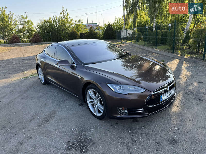 Лифтбек Tesla Model S 2014 в 