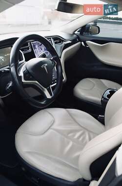 Седан Tesla Model S 2014 в 