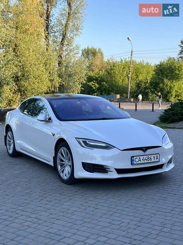 Лифтбек Tesla Model S 2017 в 