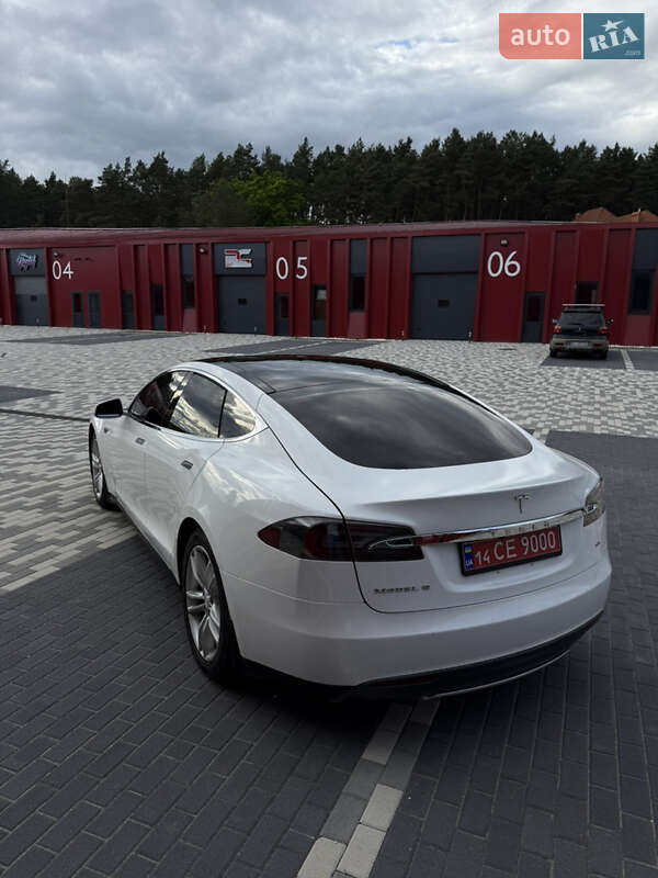 Лифтбек Tesla Model S 2013 в Львове