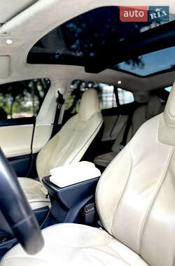 Лифтбек Tesla Model S 2014 в 