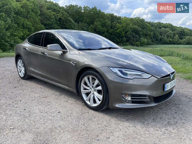 Лифтбек Tesla Model S 2016 в Киеве