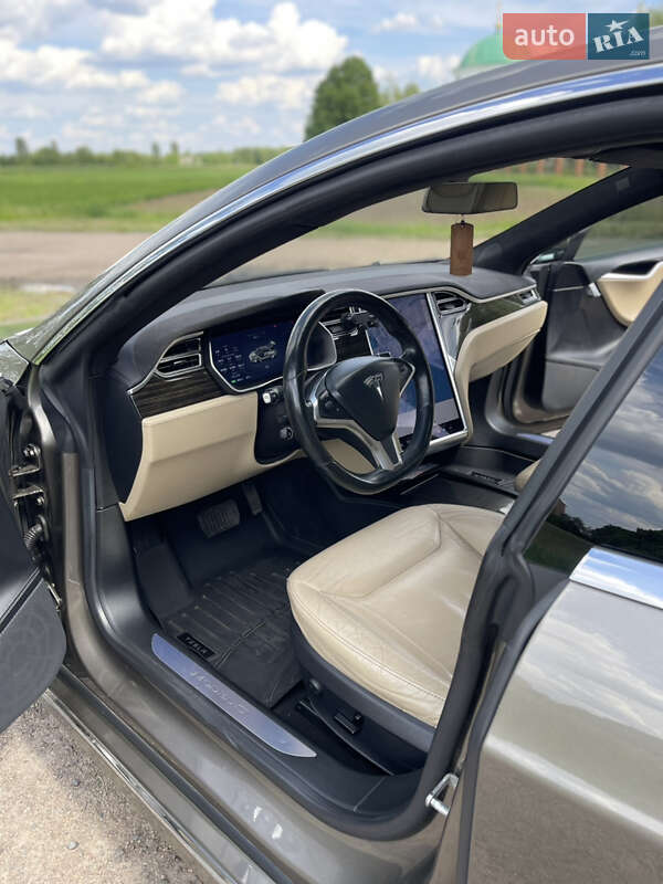 Лифтбек Tesla Model S 2016 в Киеве