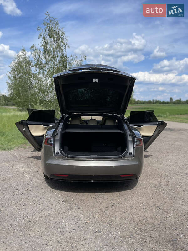 Лифтбек Tesla Model S 2016 в Киеве