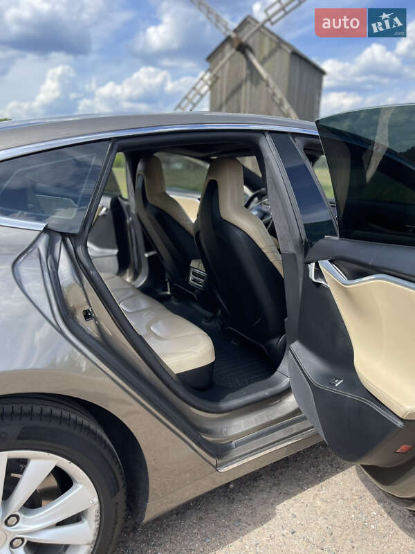 Лифтбек Tesla Model S 2016 в Киеве