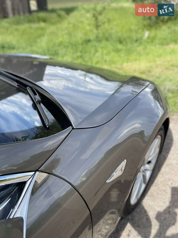 Лифтбек Tesla Model S 2016 в Киеве