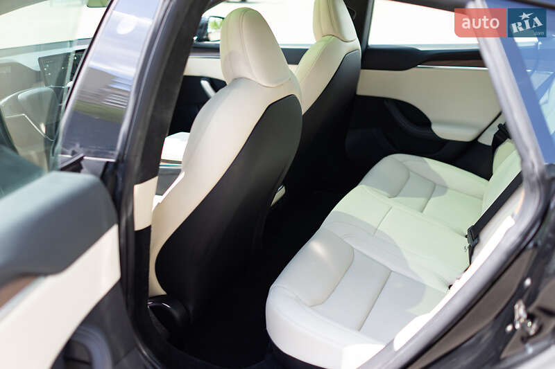 Лифтбек Tesla Model S 2023 в Киеве