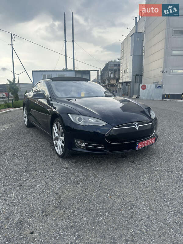 Ліфтбек Tesla Model S 2015 в Чернівцях