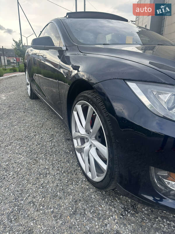 Ліфтбек Tesla Model S 2015 в Чернівцях