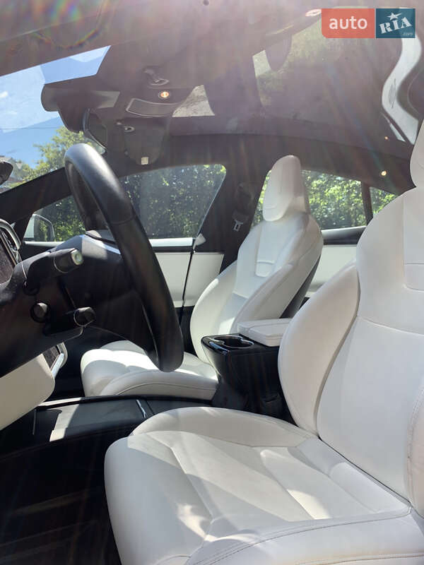 Ліфтбек Tesla Model S 2017 в Львові