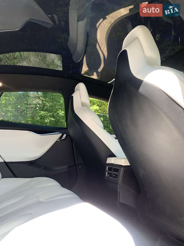 Ліфтбек Tesla Model S 2017 в Львові