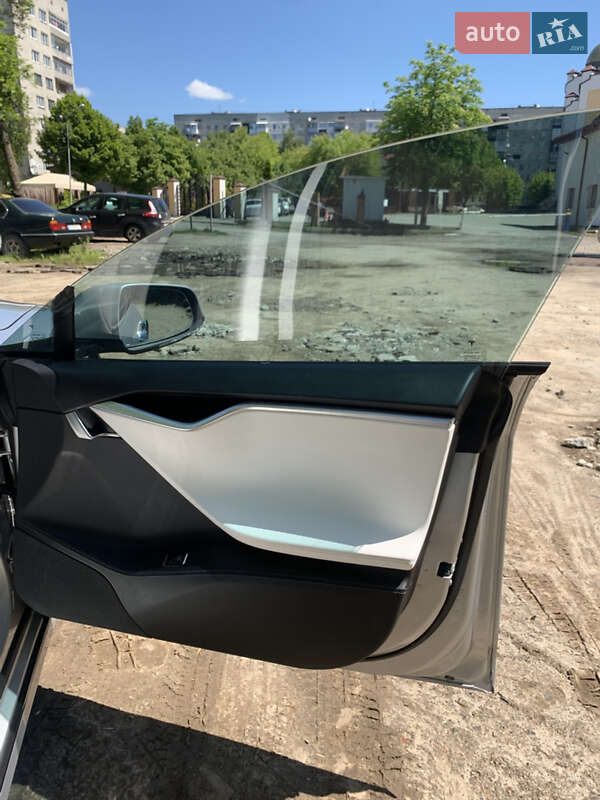 Ліфтбек Tesla Model S 2017 в Львові