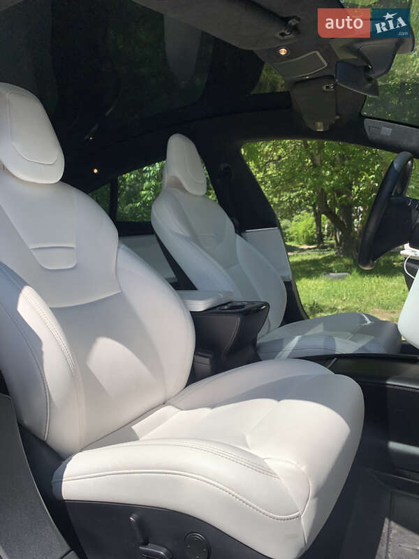 Ліфтбек Tesla Model S 2017 в Львові