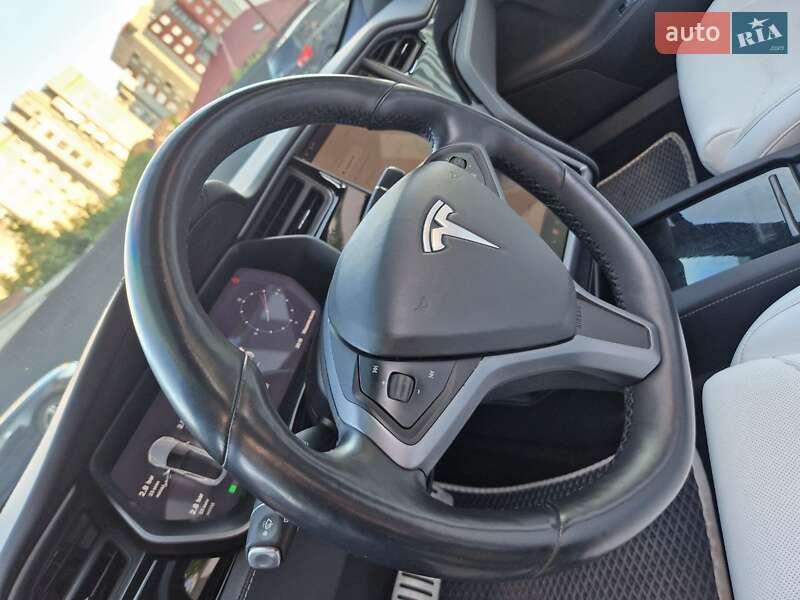 Лифтбек Tesla Model S 2018 в Львове