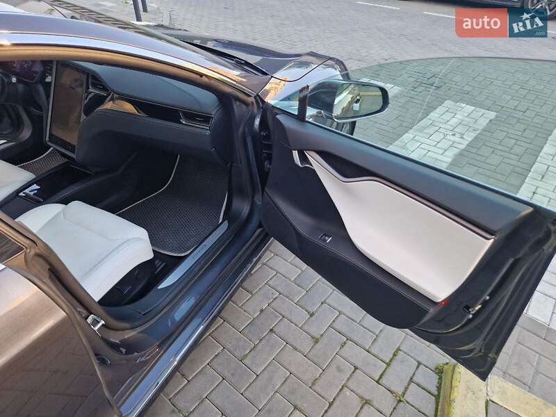 Лифтбек Tesla Model S 2018 в Львове