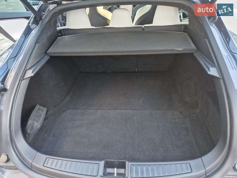 Лифтбек Tesla Model S 2018 в Львове