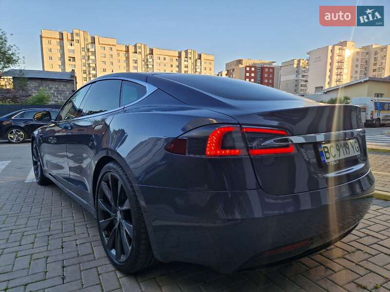 Лифтбек Tesla Model S 2018 в Львове