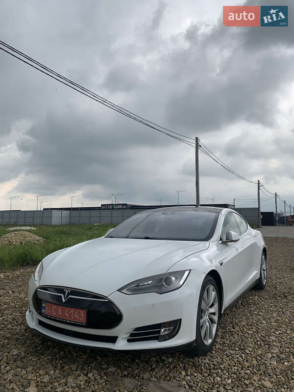 Лифтбек Tesla Model S 2015 в Львове