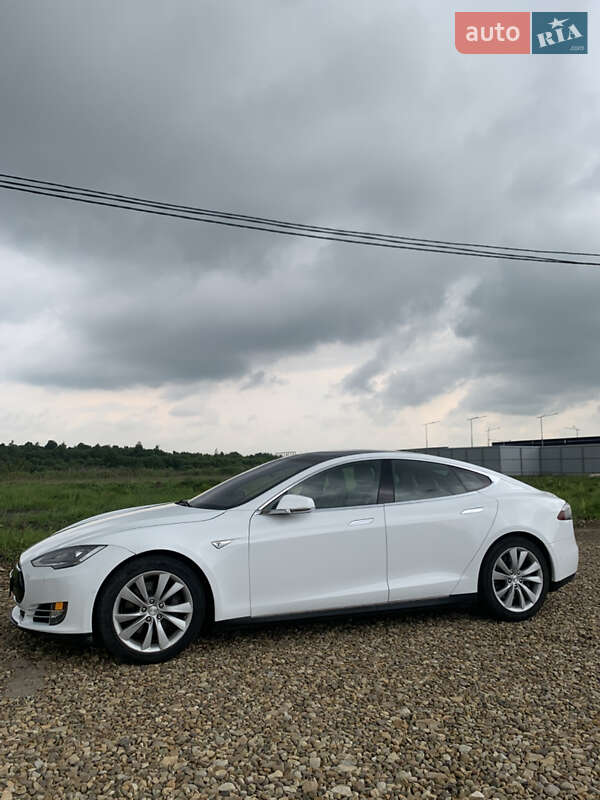 Лифтбек Tesla Model S 2015 в Львове