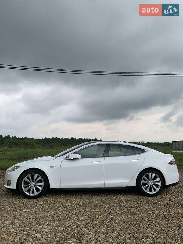 Лифтбек Tesla Model S 2015 в Львове