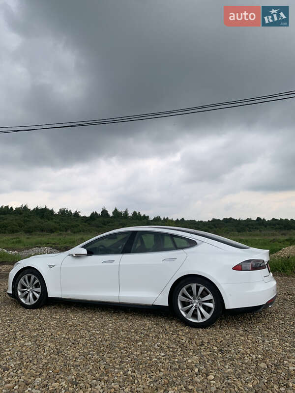 Лифтбек Tesla Model S 2015 в Львове