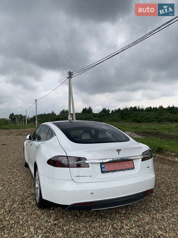 Лифтбек Tesla Model S 2015 в Львове