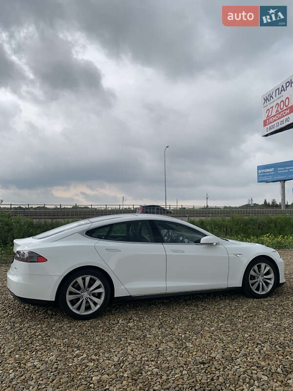 Лифтбек Tesla Model S 2015 в Львове