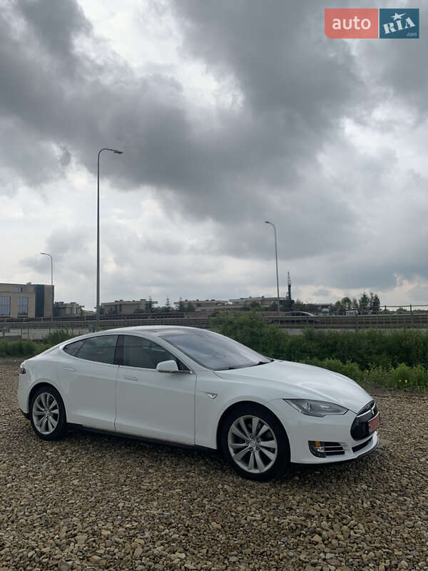 Лифтбек Tesla Model S 2015 в Львове