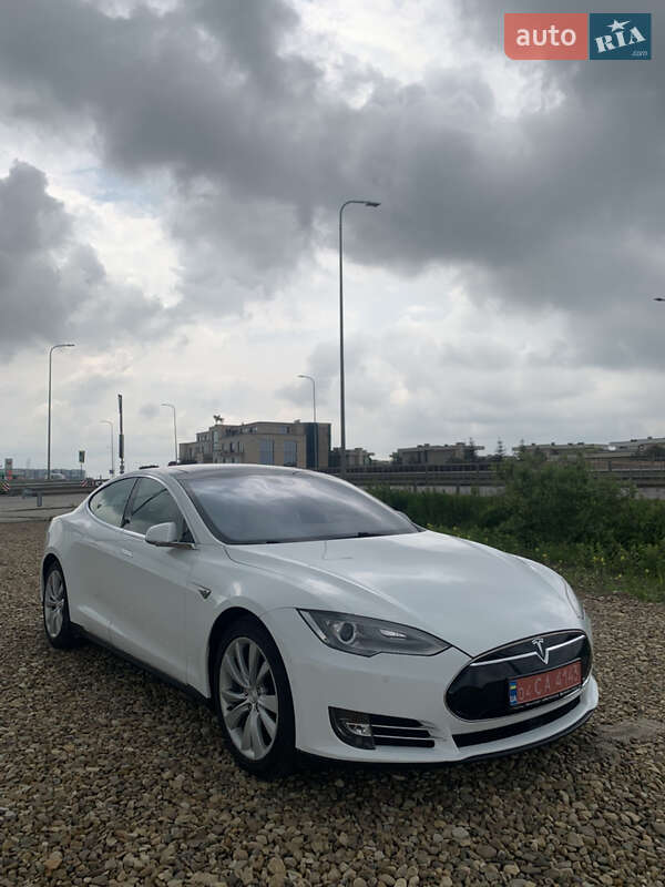 Лифтбек Tesla Model S 2015 в 