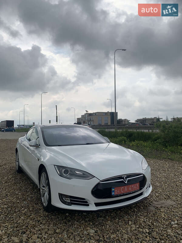 Лифтбек Tesla Model S 2015 в Львове