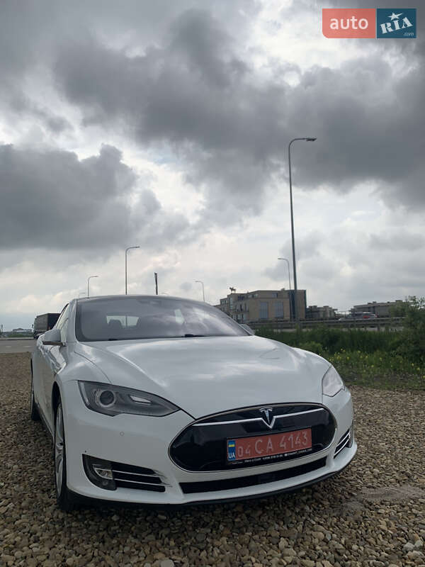 Лифтбек Tesla Model S 2015 в Львове