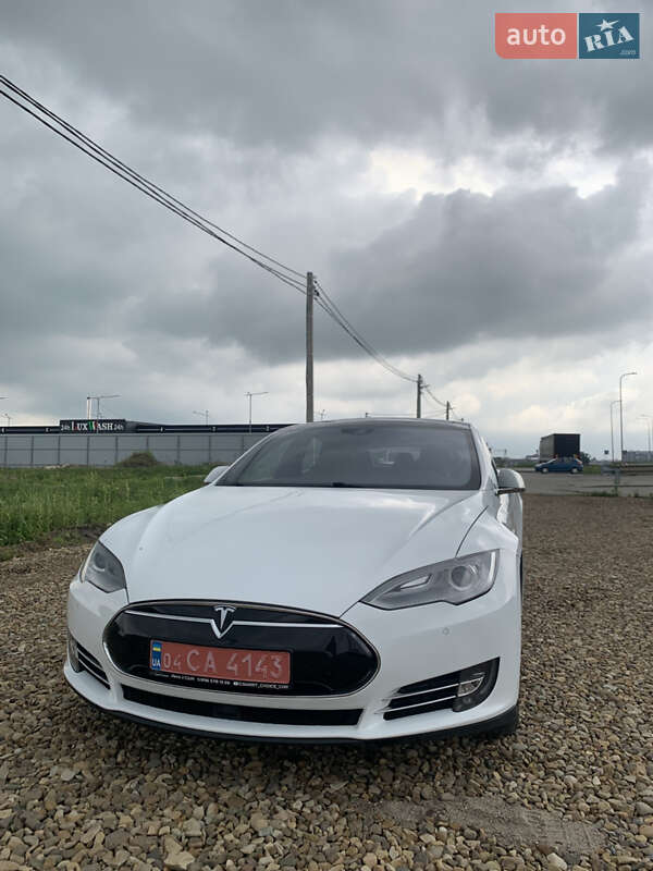 Лифтбек Tesla Model S 2015 в Львове
