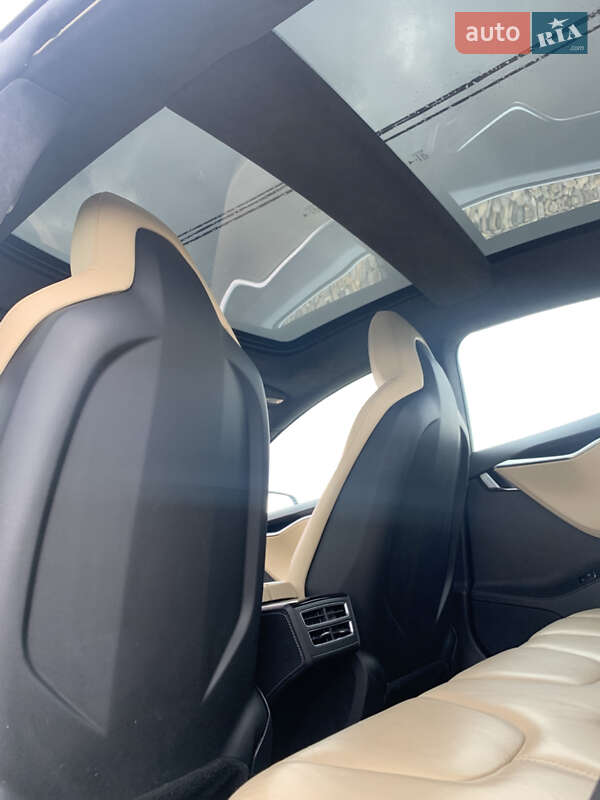 Лифтбек Tesla Model S 2015 в Львове